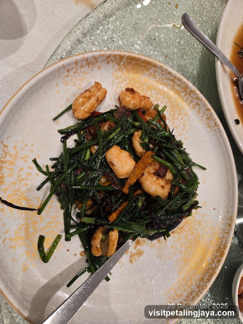 Stir-fried dish with shrimp and greens