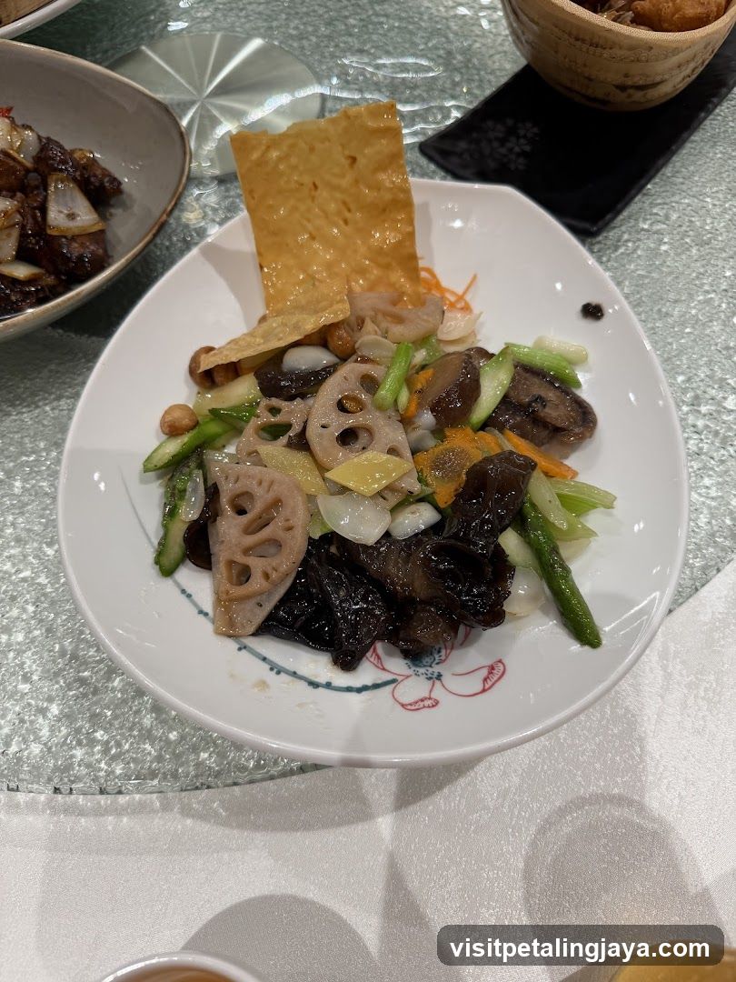 Vegetable Stir-fry with Crispy Cracker