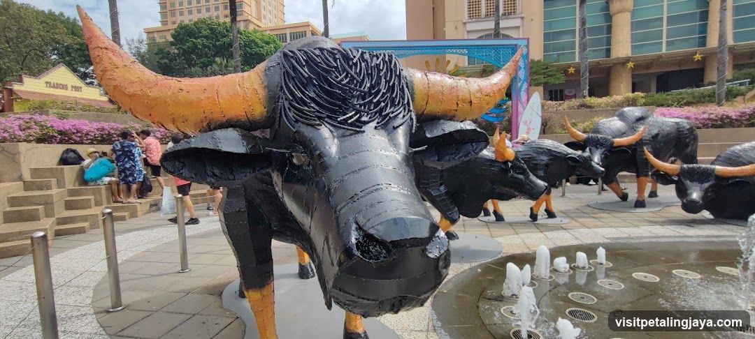 Bull Sculptures and Fountain