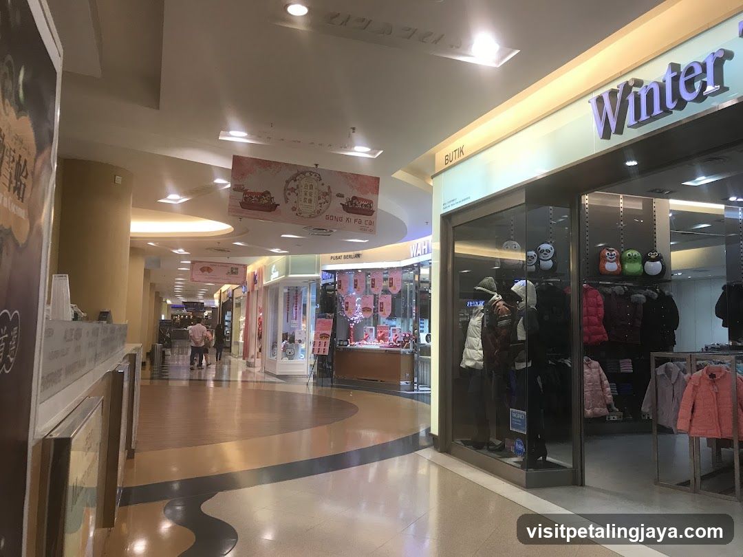 A storefront with the name "Winter" and "BUTIK" displayed above the entrance. The shop displays clothing on racks and mannequins, including jackets and coats. There are also decorative owl and penguin figures in the window.