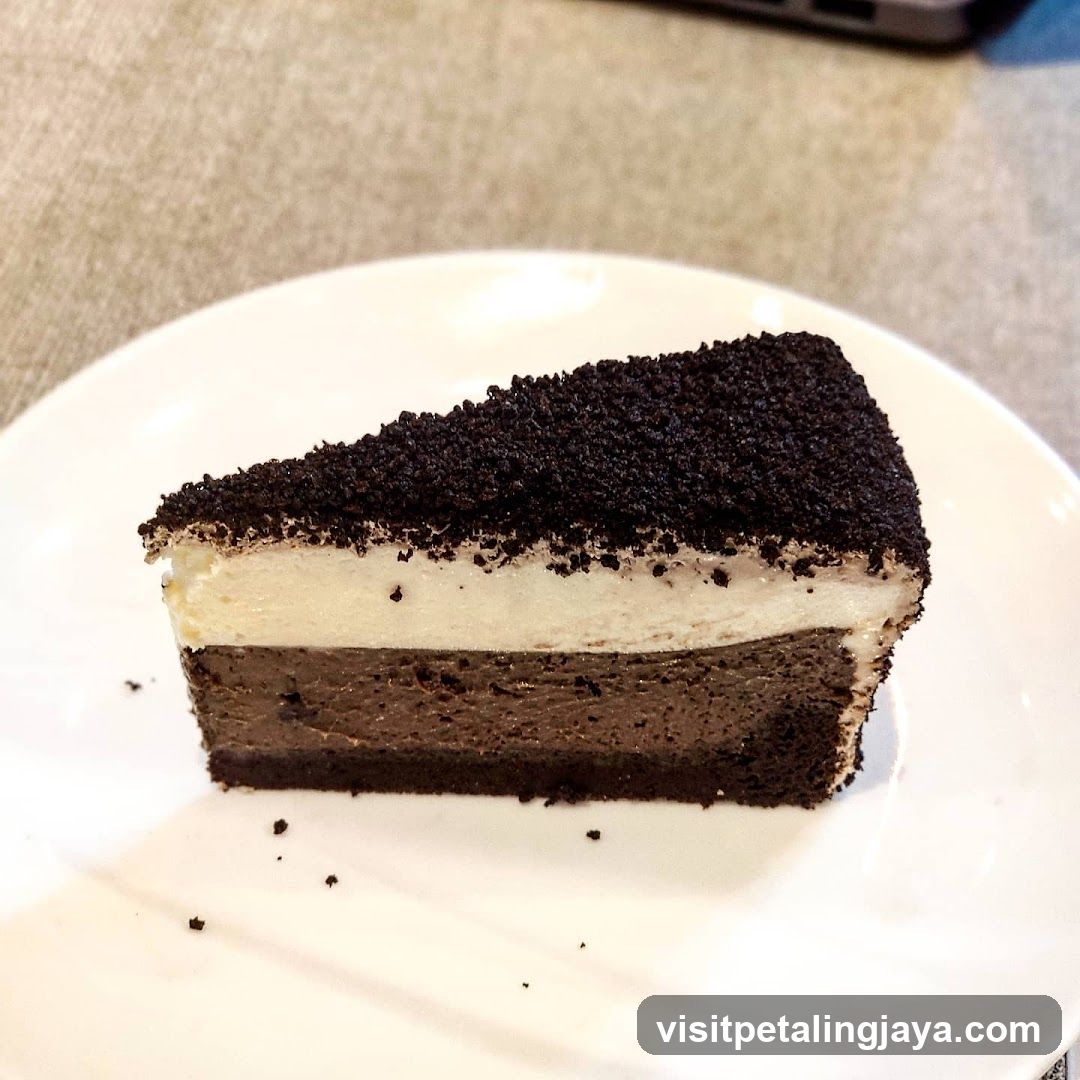 Oreo Cheesecake Slice