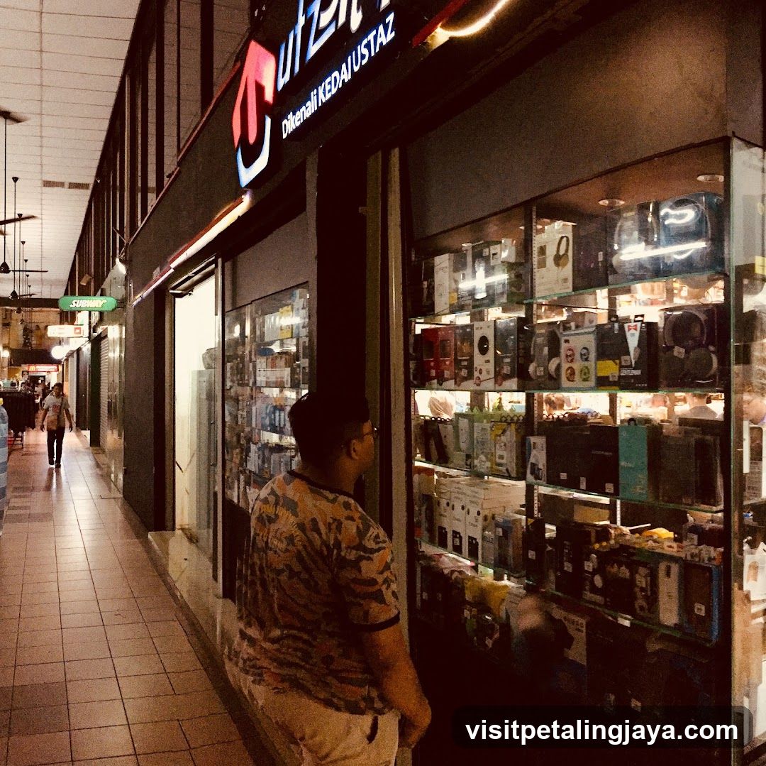 Storefront with electronics display