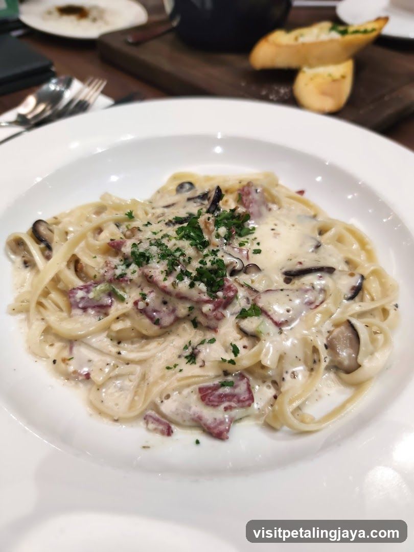 Fettuccine Alfredo with Bacon and Mushrooms