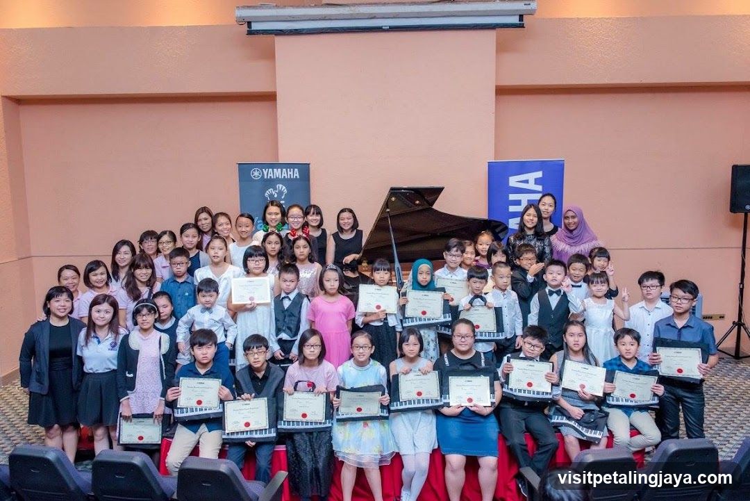 Group Photo of Students with Certificates