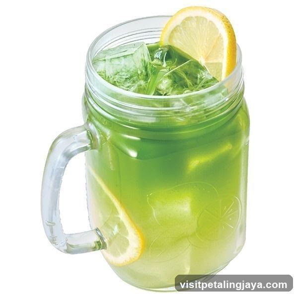 Green Drink with Lemon and Ice