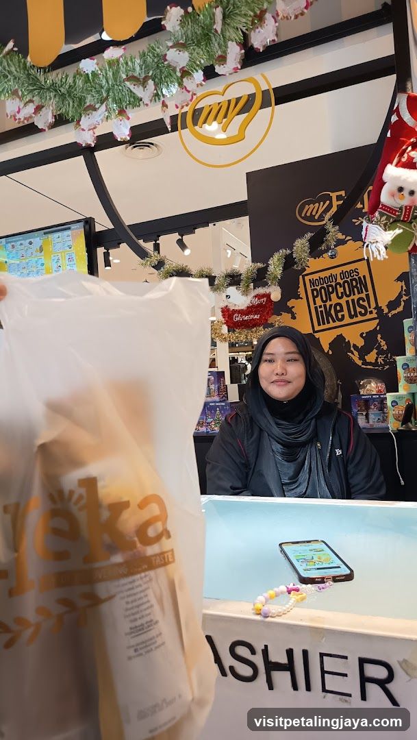 Popcorn shop cashier