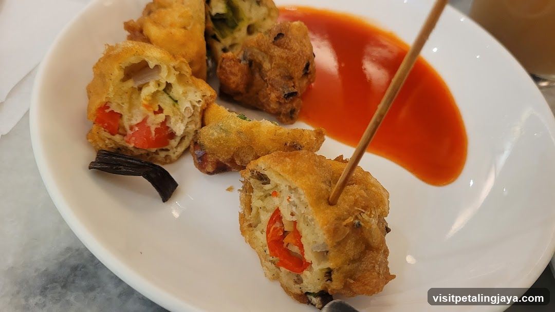 Fried Appetizers with Sauce