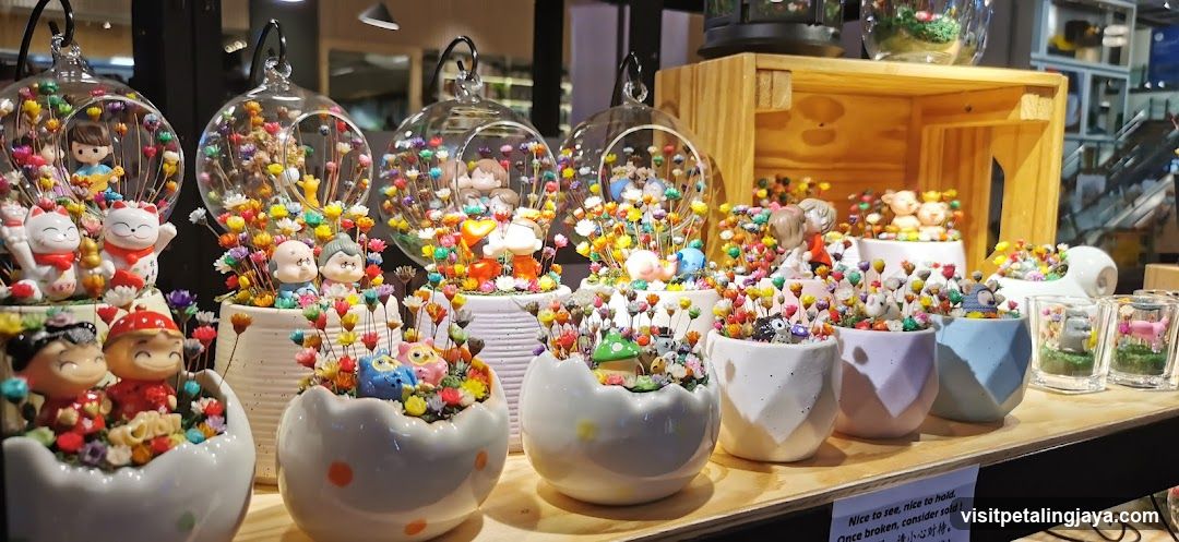 Decorative Figurines and Miniatures