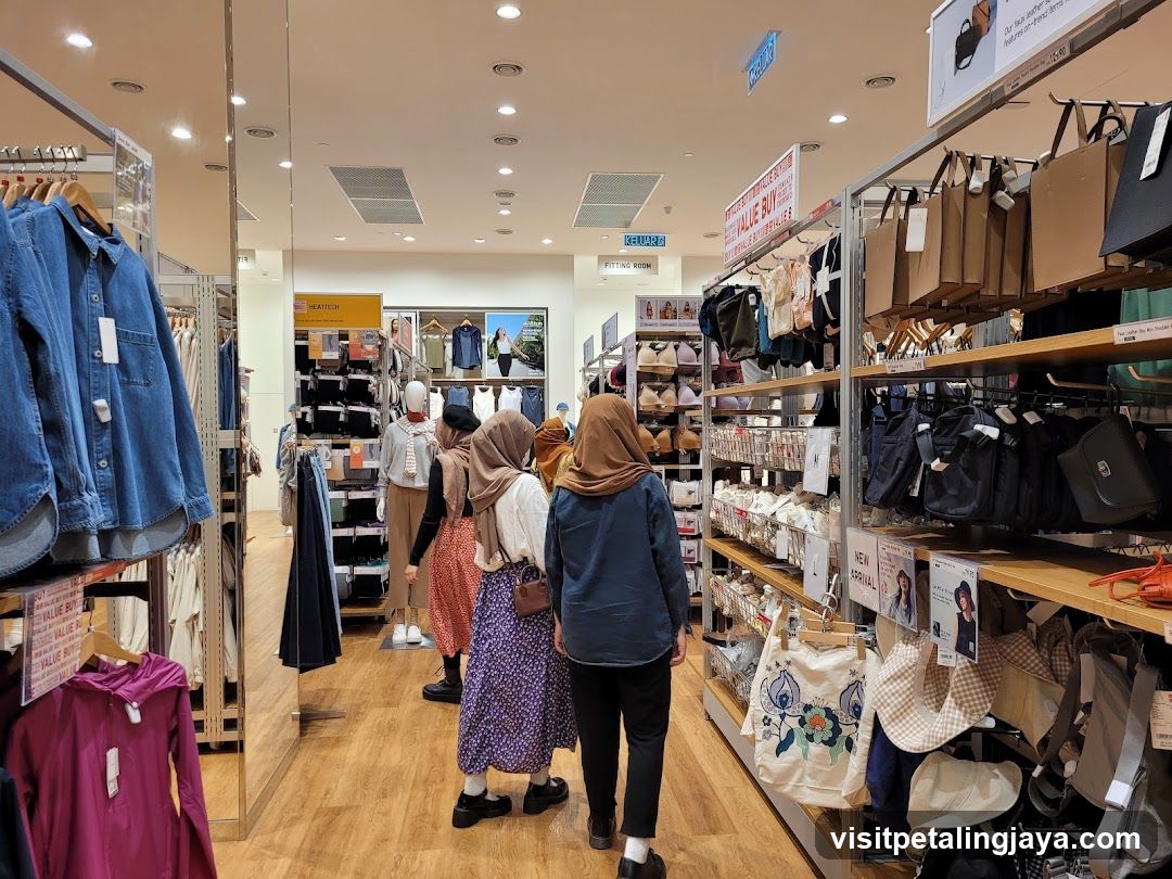 Uniqlo Store Interior