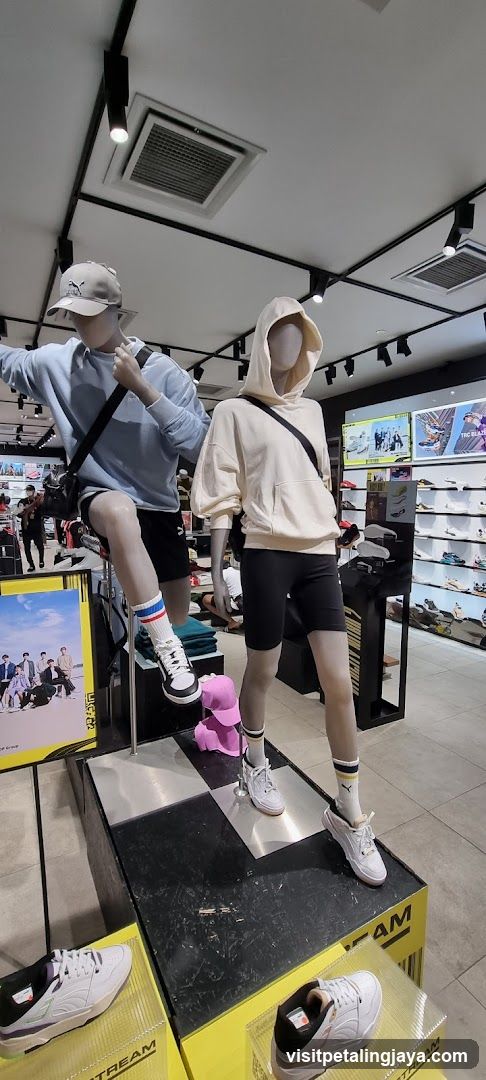 Mannequins in a store