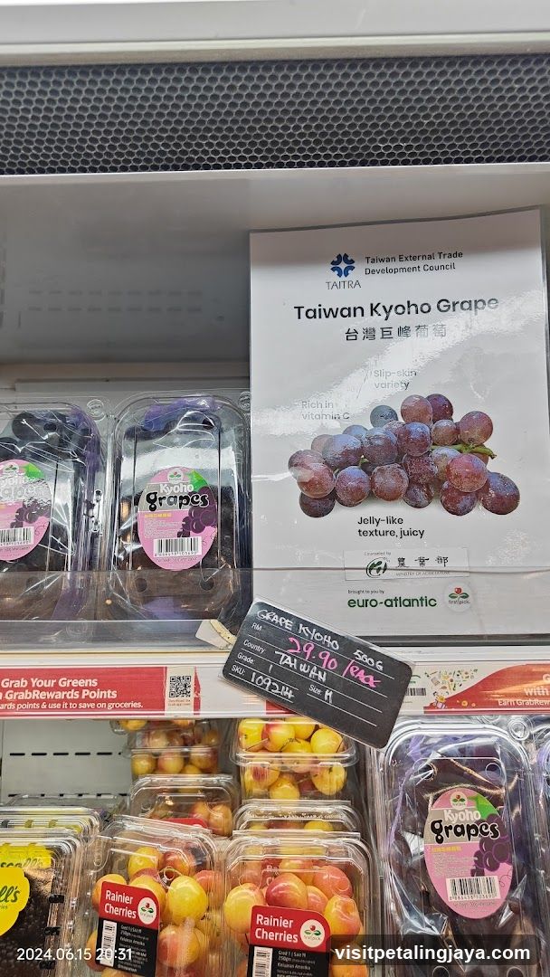 Taiwan Kyoho Grapes Display