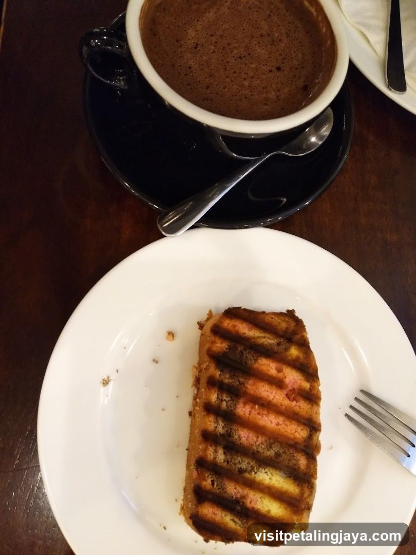 Hot Chocolate and Grilled Cake