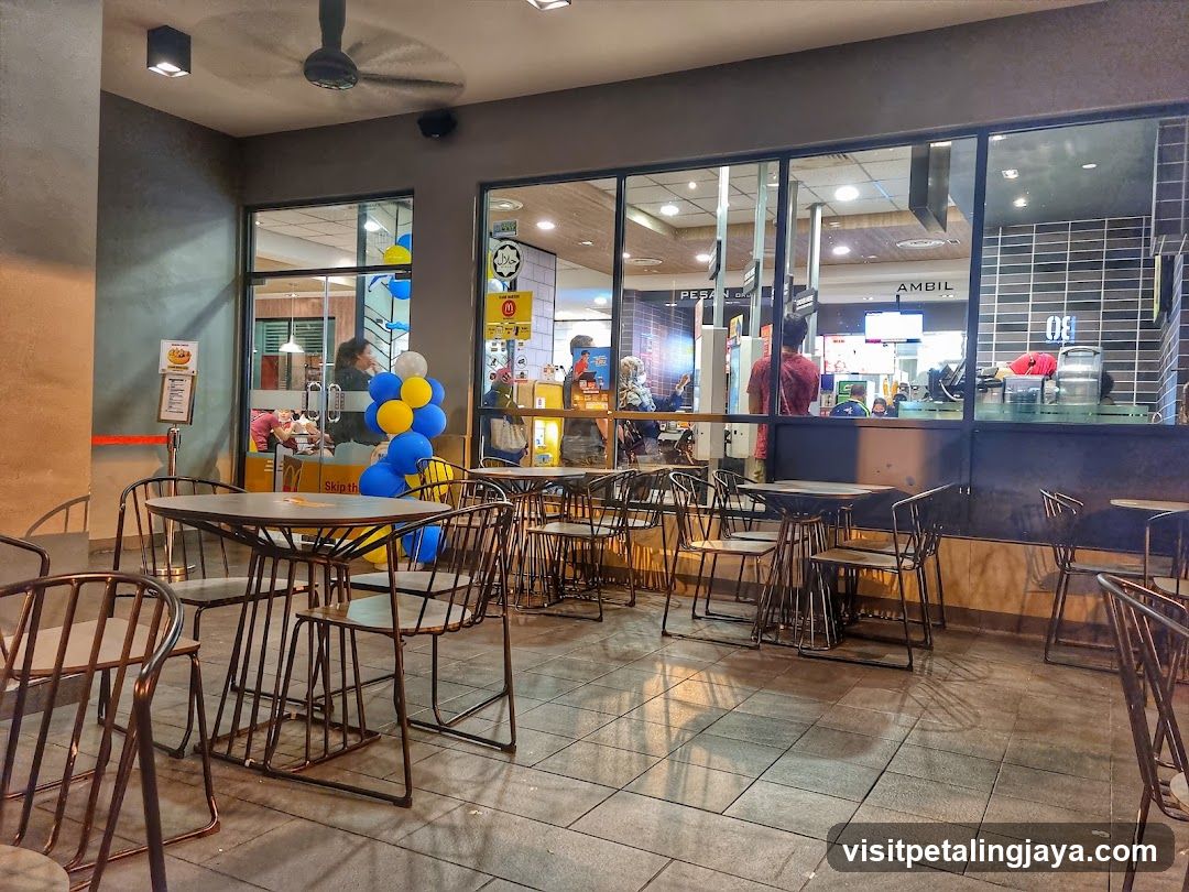 Outdoor Seating Area of a Fast Food Restaurant