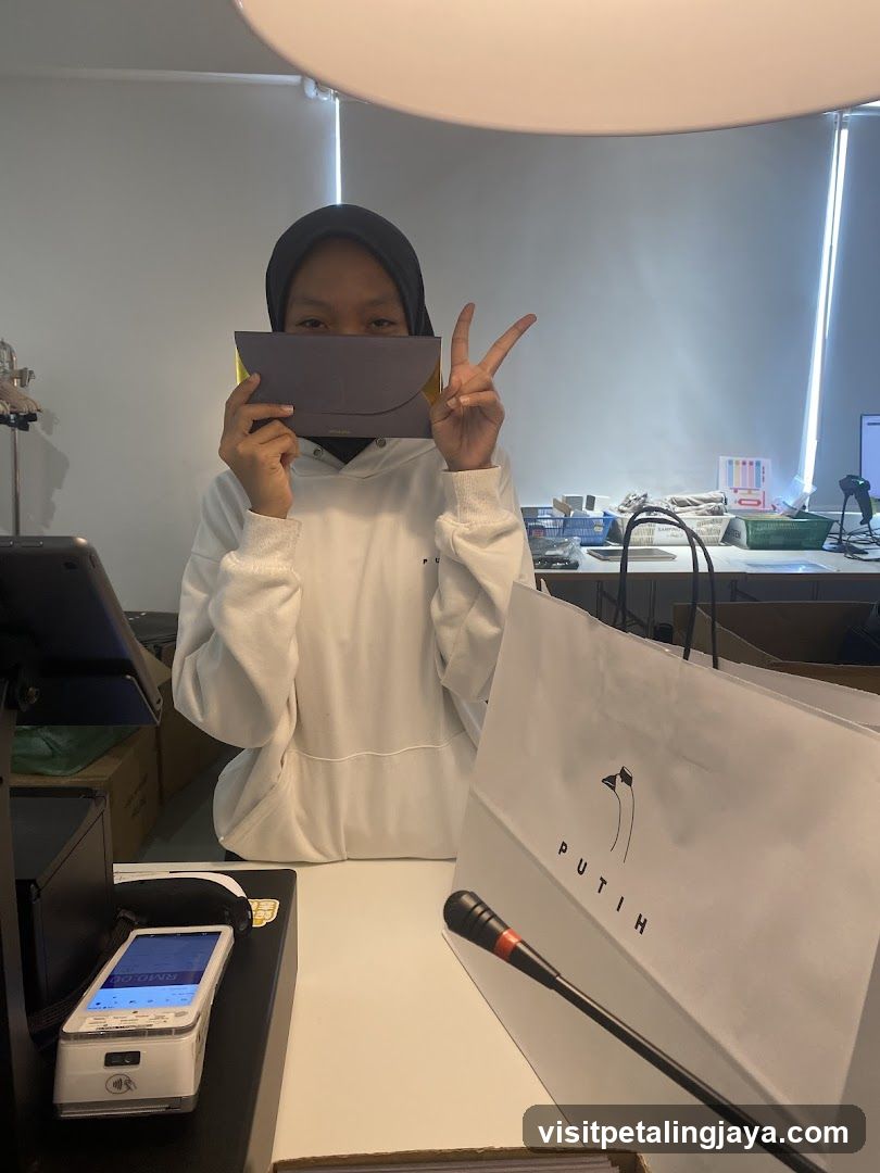 Person holding a wallet and making a peace sign