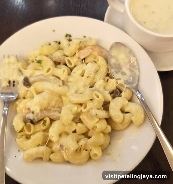 Creamy Macaroni with Mushrooms and Shrimp