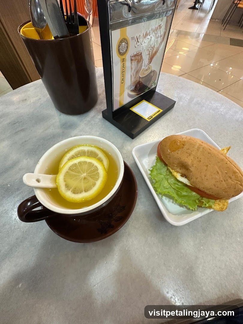 OLDTOWN White Coffee AEON Bukit Indah