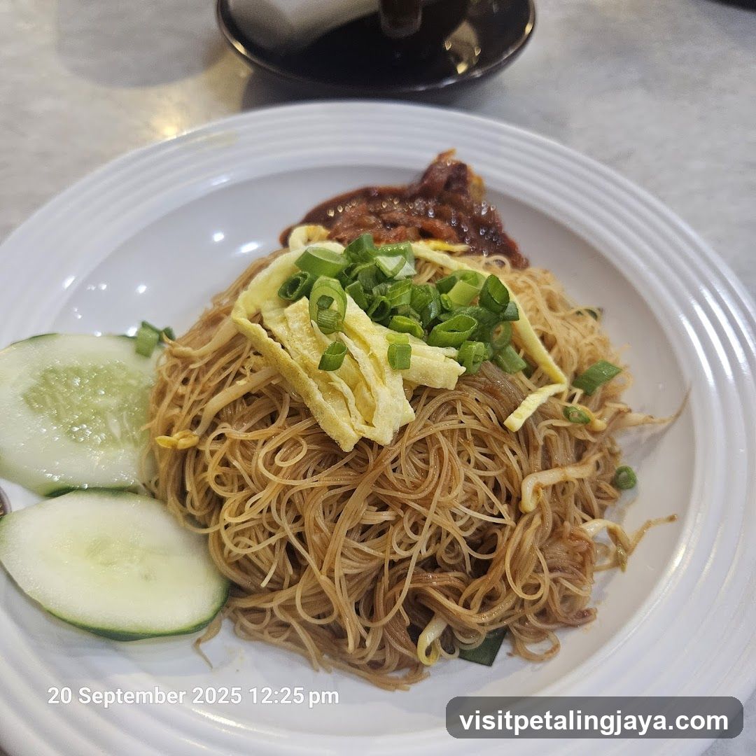 Noodles with Egg and Cucumber