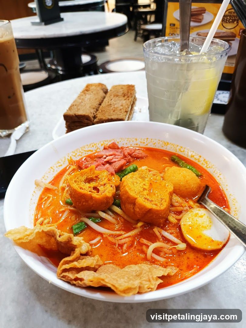 Curry Laksa with Toast and Drinks
