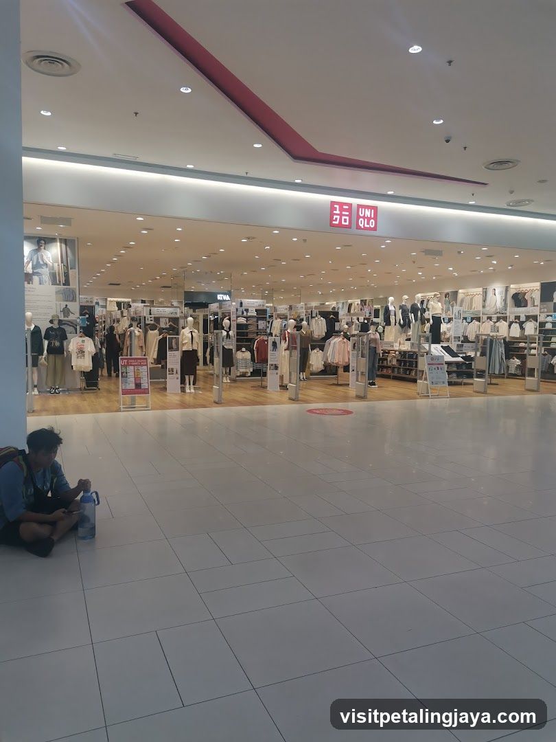 Uniqlo Storefront