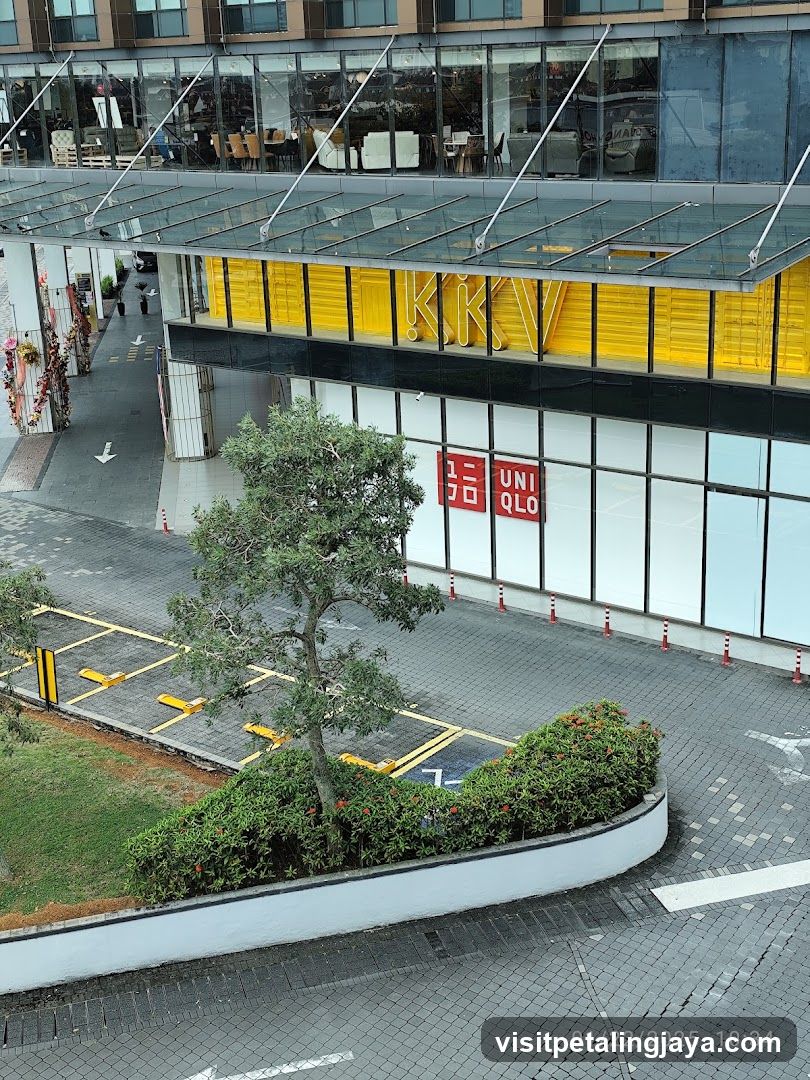 Uniqlo Storefront