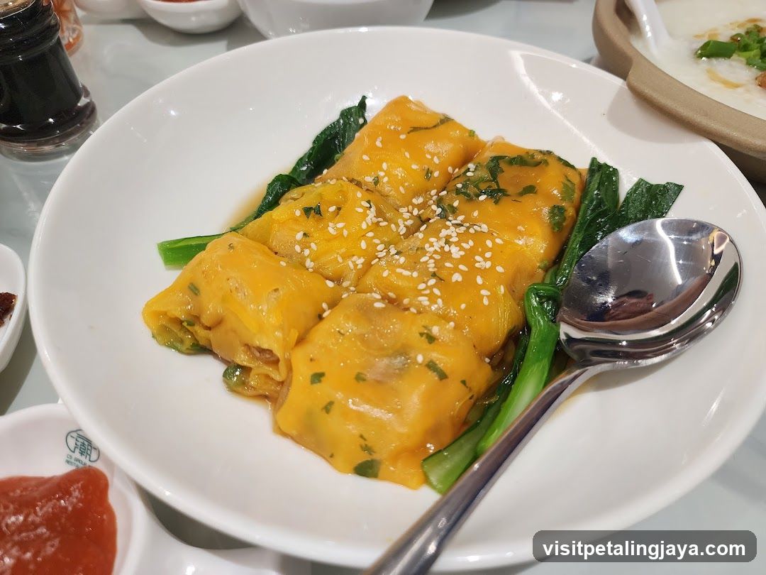 Steamed Rice Rolls with Sauce