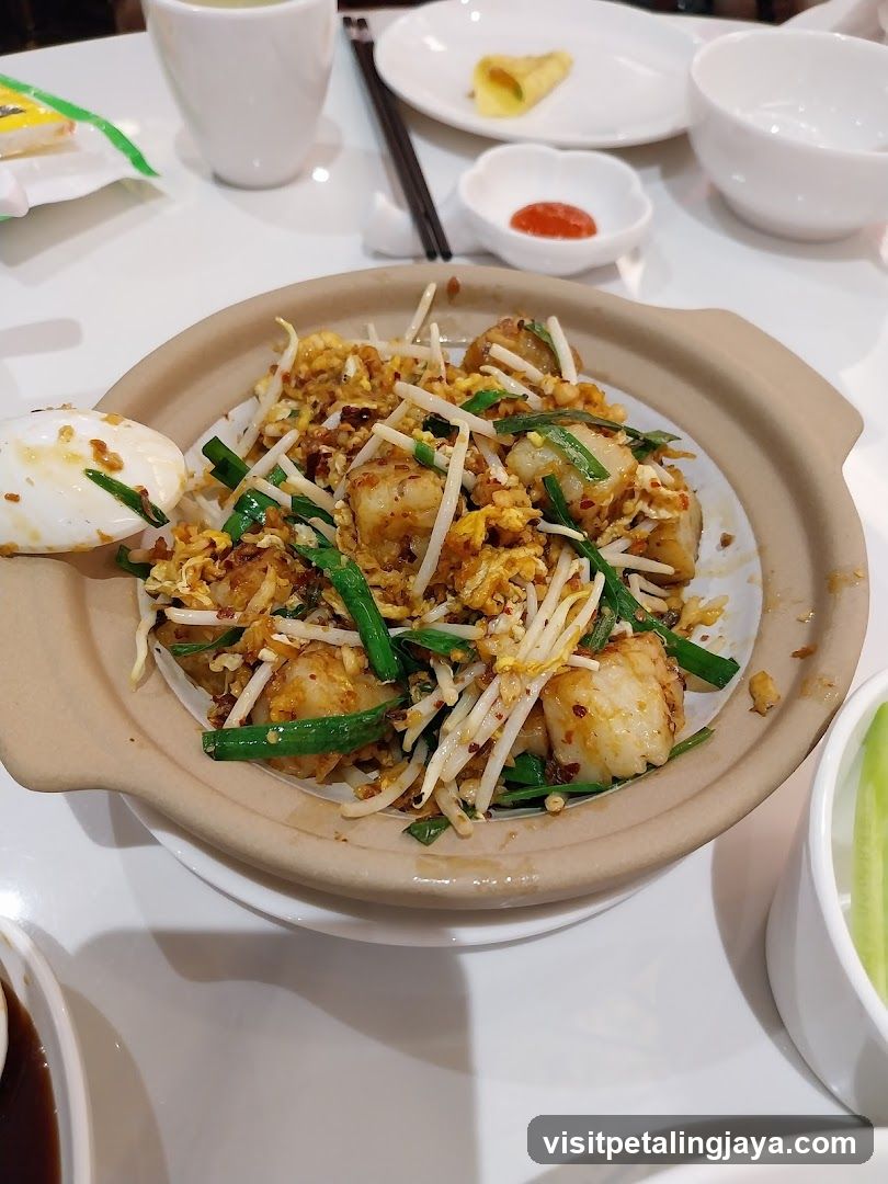Stir-fried dish with vegetables and seafood
