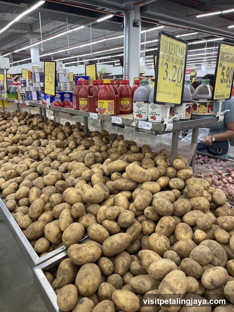 Produce and Condiments Aisle