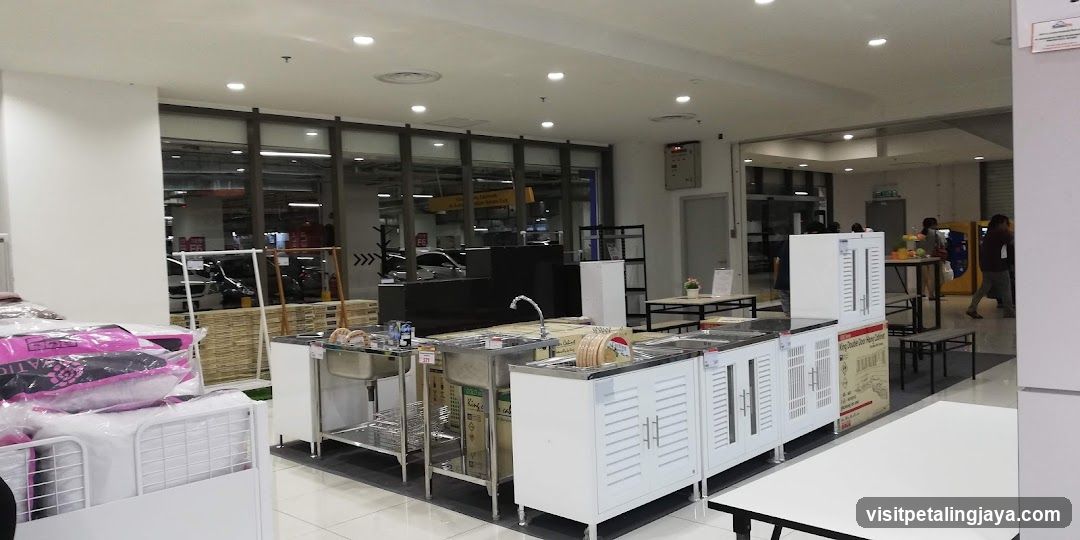 Kitchenware Display
