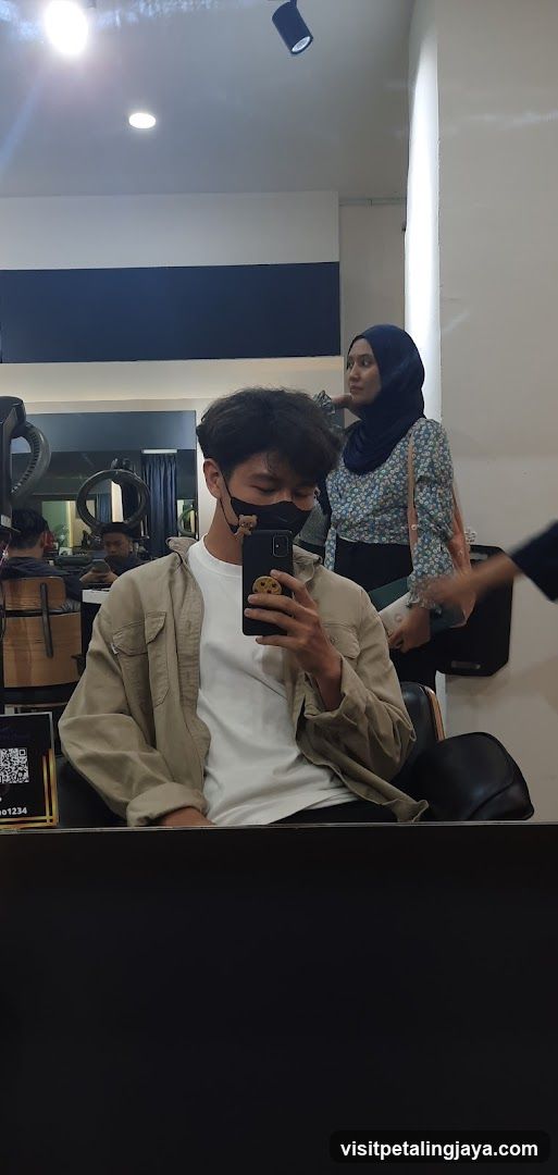 Man taking a selfie in a salon
