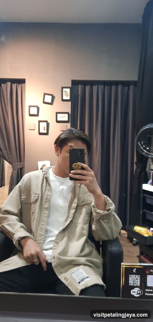 Man taking a selfie in a salon