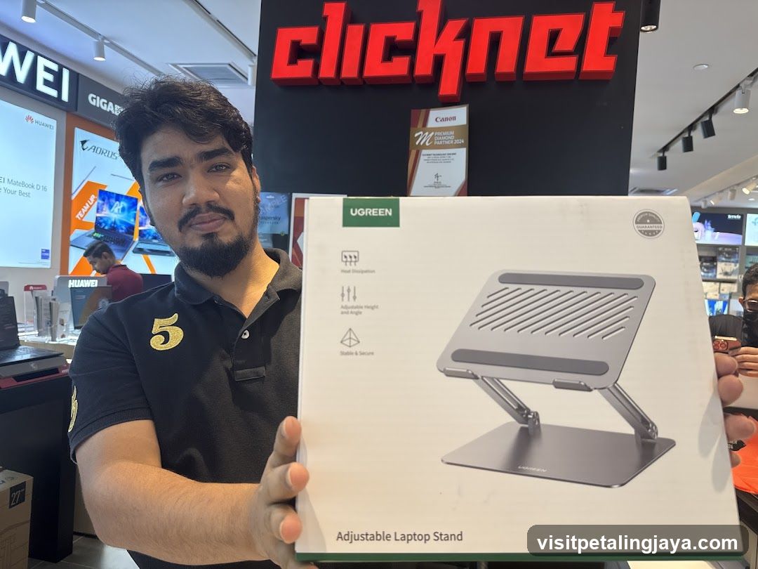 Man holding a UGREEN adjustable laptop stand box