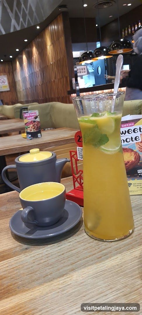 Table setting with drinks