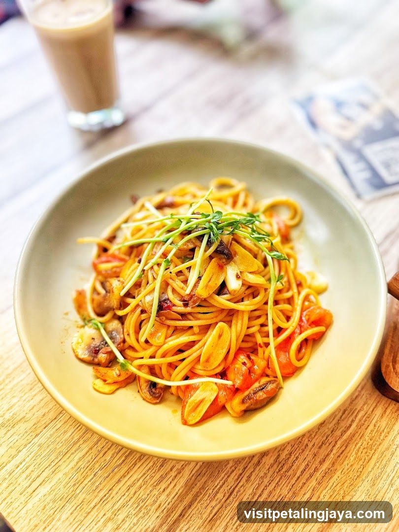 Spaghetti with Mushrooms and Tomatoes