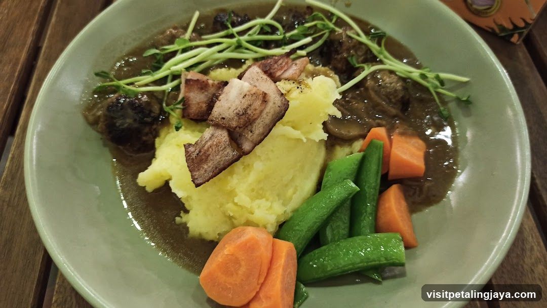 Meatballs with Mashed Potatoes and Vegetables