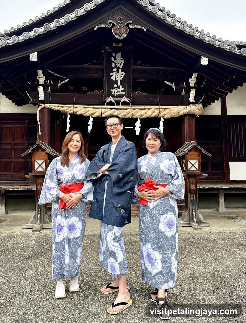 Yumoto Shrine Visitors in Kimonos