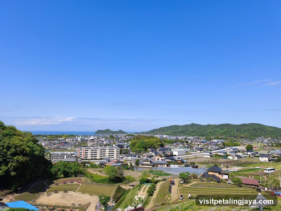 Vista de uma cidade costeira sob céu azul