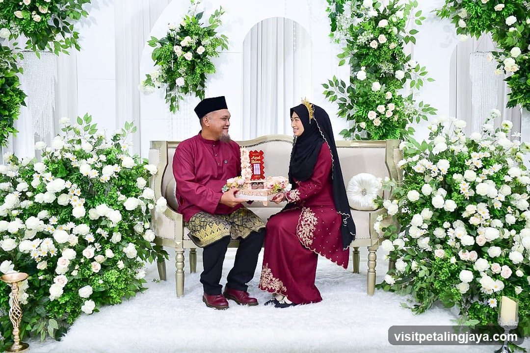 Wedding Couple with Gift