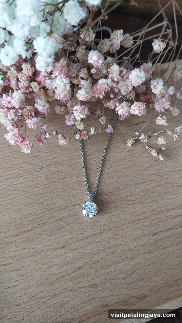 Necklace with dried flowers