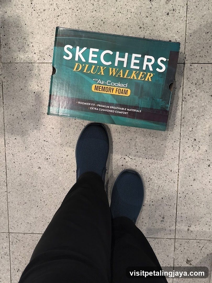 Skechers D'Lux Walker Shoes Box