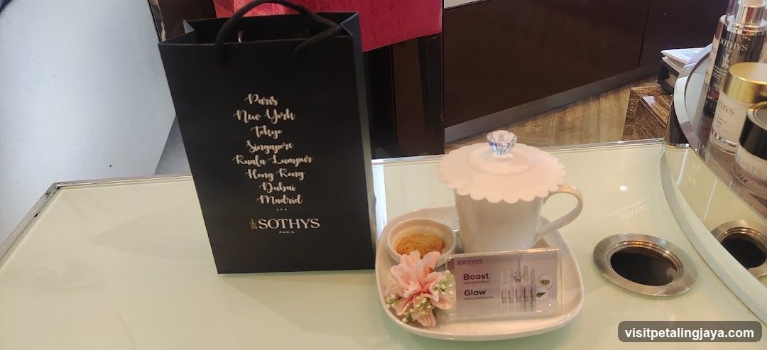 Sothys Gift Bag and Tea Set Display