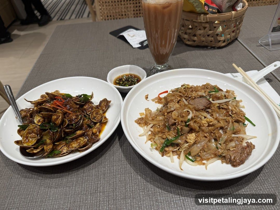 Clam Chow Mein and Pad See Ew Meal