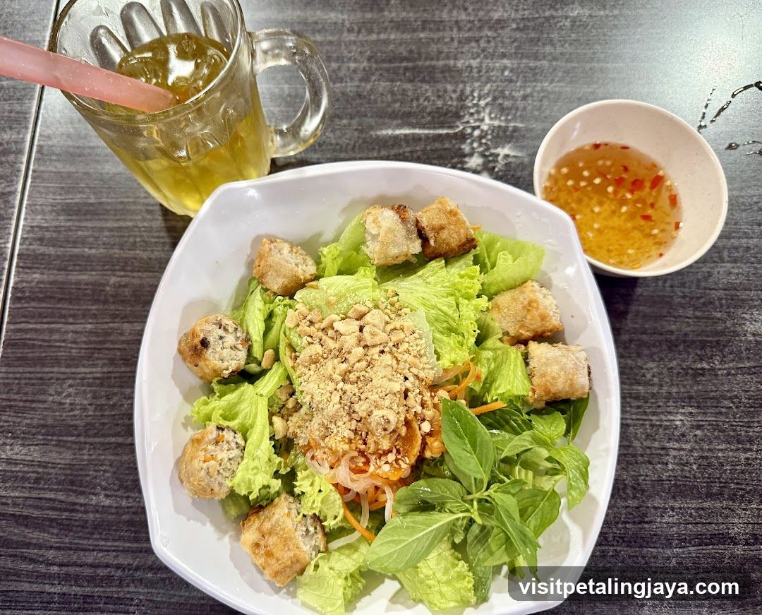 Vietnamese Salad with Croutons and Dressing