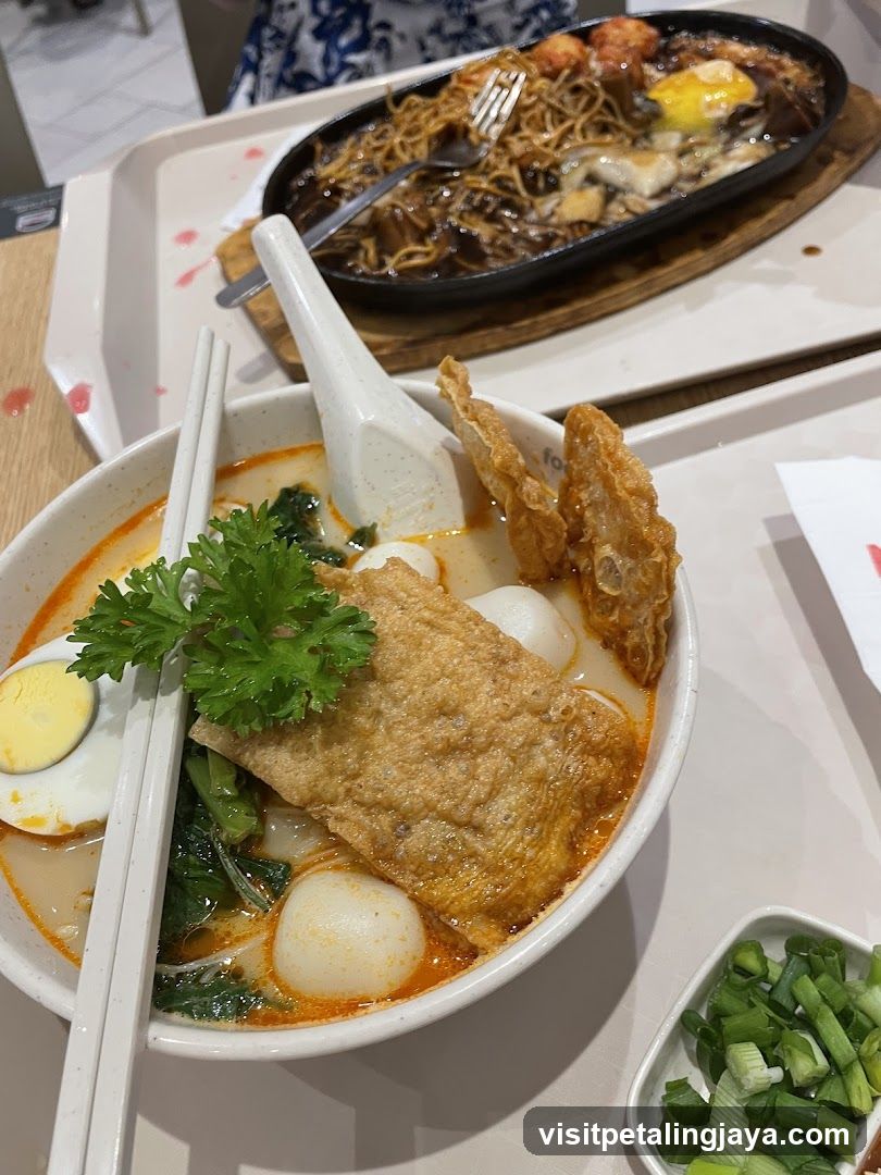 Lauk Mee and Fried Noodles Meal