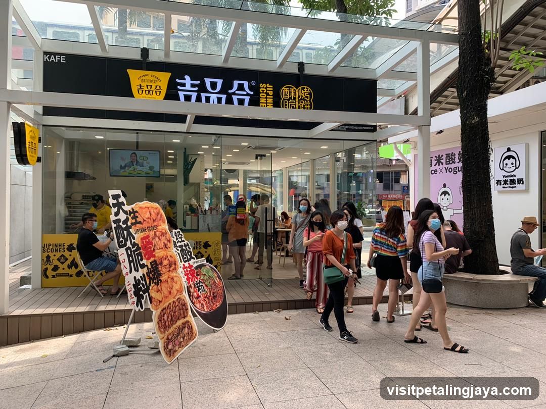 Jipinhe Storefront with Customers