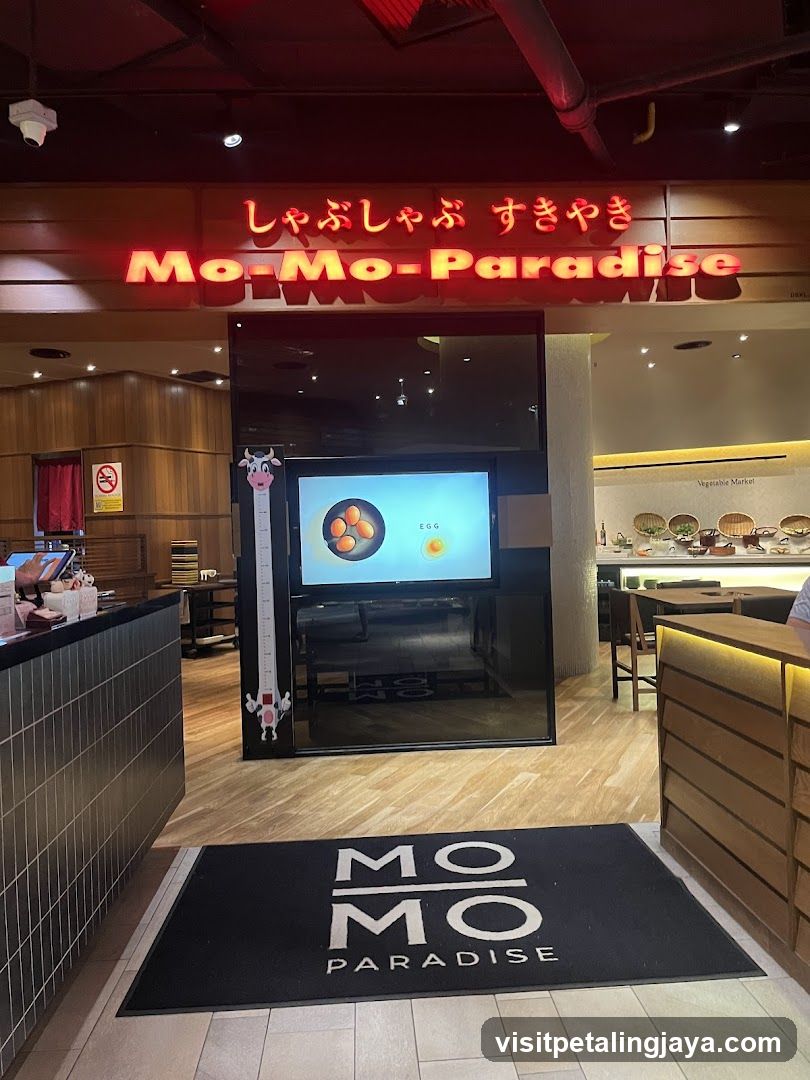 Mo-Mo-Paradise Interior View