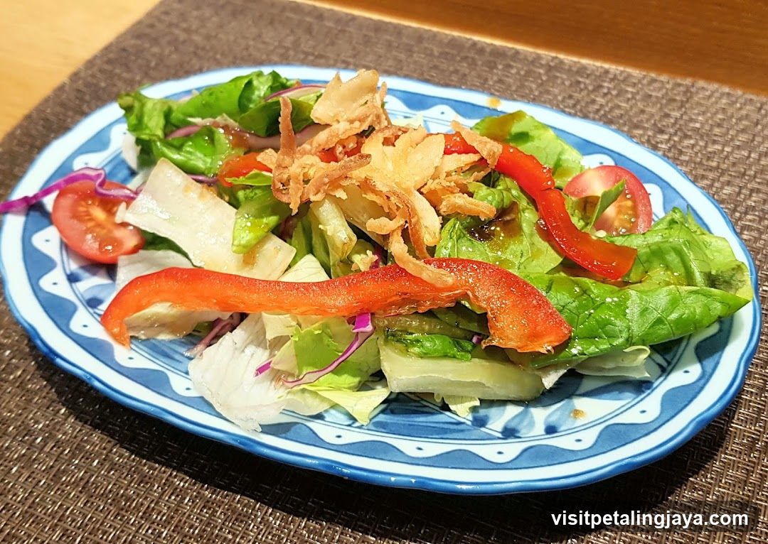 Fresh Salad with Red Peppers and Crispy Toppings