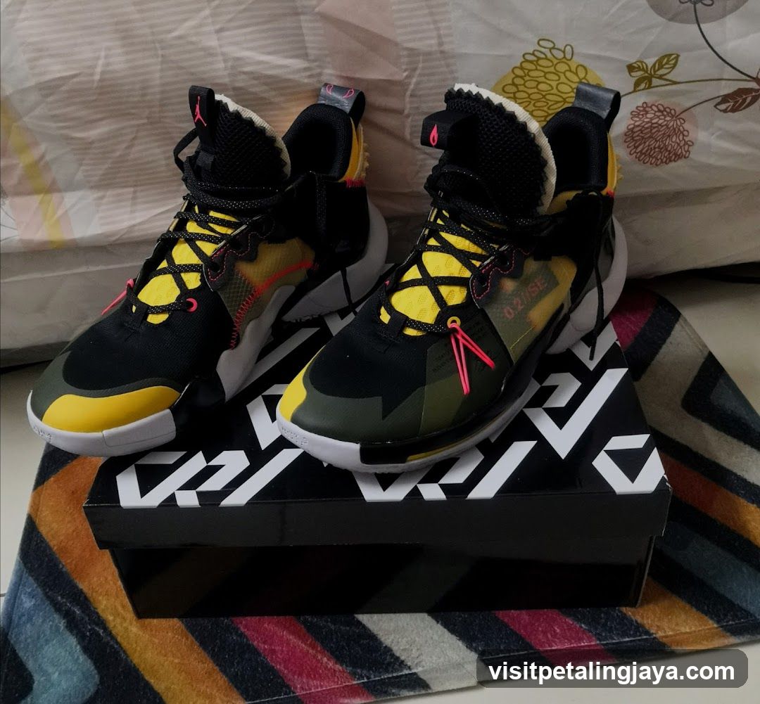Sneaker Display on Box
