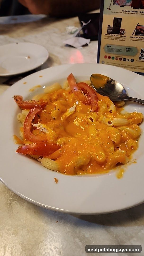 Cheese Macaroni with Tomato Slices