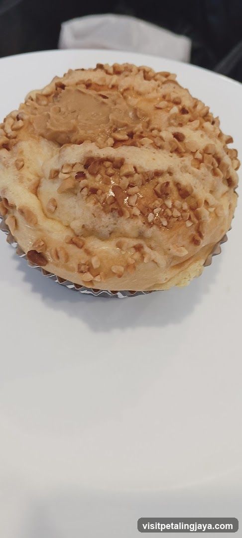 Nutty Pastry with Cream Filling