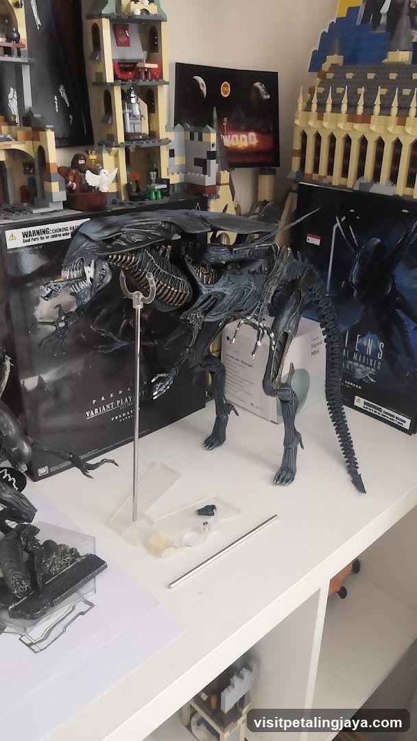 Alien Action Figure Display